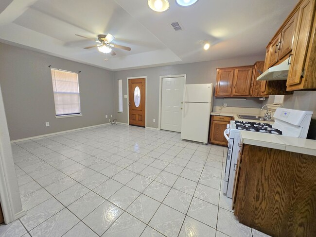 Building Photo - COZY 2BD/1.5BTH/1GAR home in Harlingen at ...