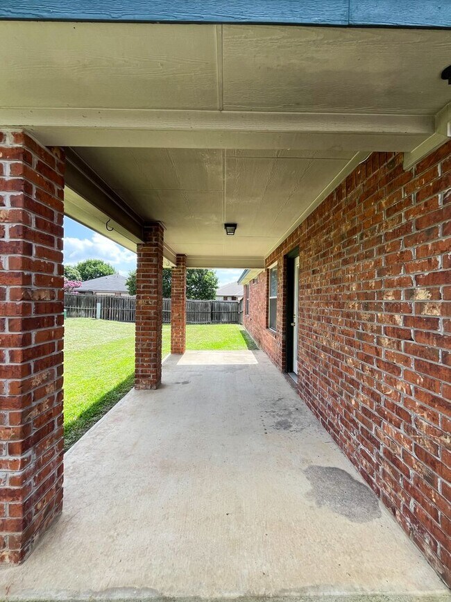 Building Photo - Available NOW  This home is centrally loca...
