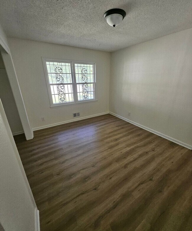 Building Photo - Live in Style | Sleek 3BR Home in KCK with...