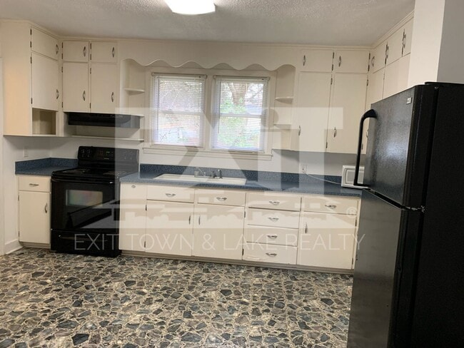 Building Photo - Fully Furnished 3 Bedroom/2 Bathroom Home ...