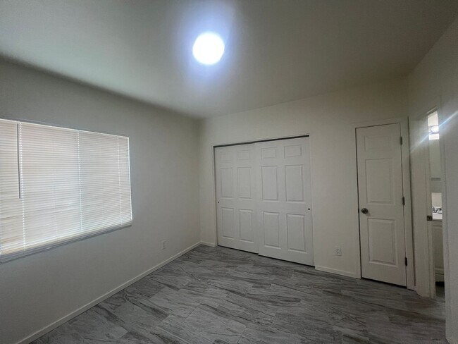 Building Photo - 535 E Jacinto St