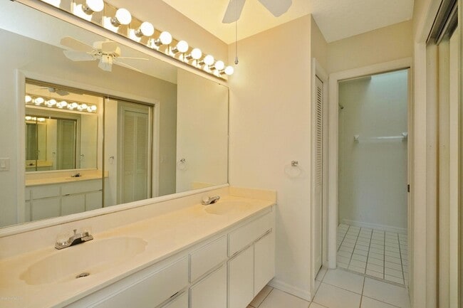 Building Photo - 840 Ridge Lake Dr