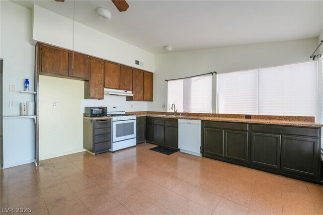 Building Photo - 2102 E Russell Rd