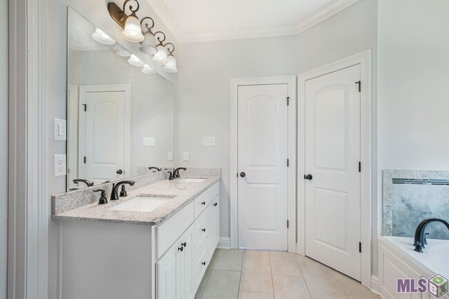 Building Photo - Trendy 4 bedroom, 2 bath home in coveted D...