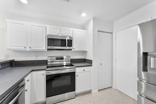 Building Photo - 16129 Sierra Palms Dr