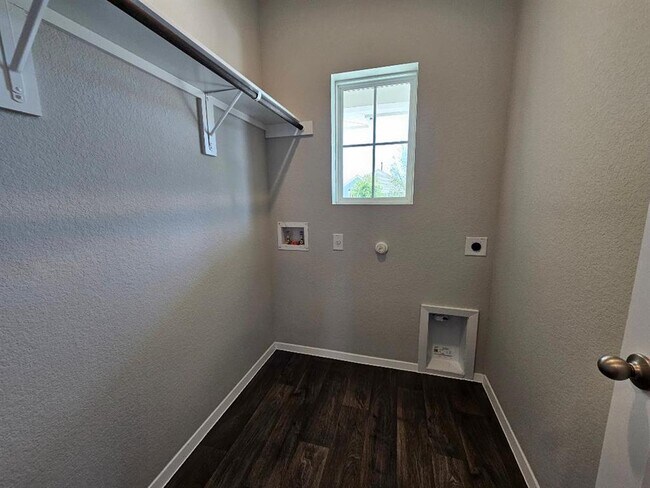 Building Photo - 110 Bluestem Dr