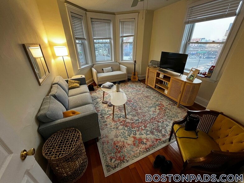 Building Photo - 518 Cambridge St