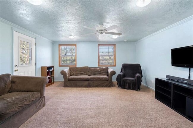 Building Photo - 3-Bedroom Home in Carrick on Private Street