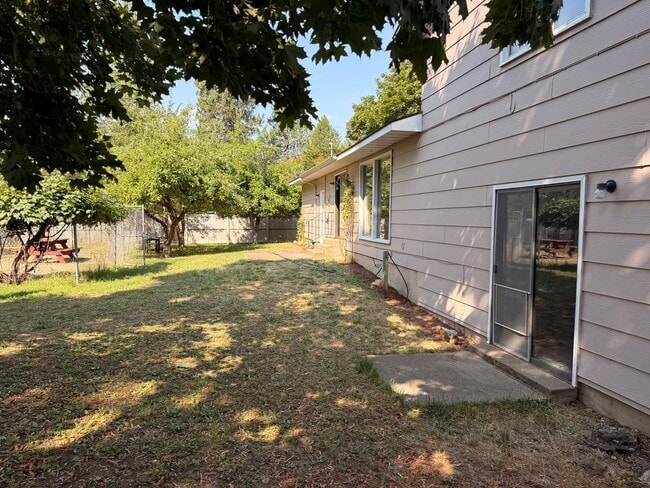 Building Photo - 1070 E Margaret Ave