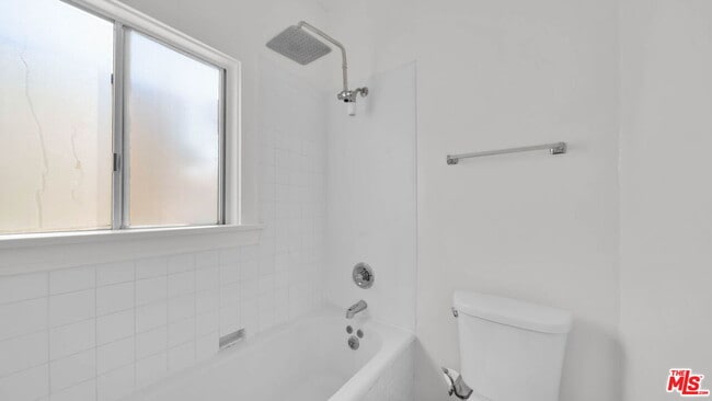 Building Photo - 806 W 40th Pl