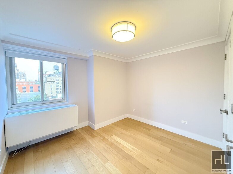 Building Photo - 2 bed 2 bath renovated with washer and dryer / Balcony / WEST 93 STREET