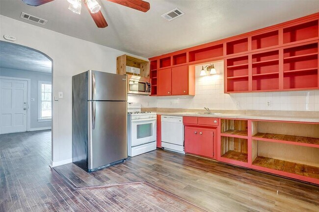 Building Photo - 410 McCarty St