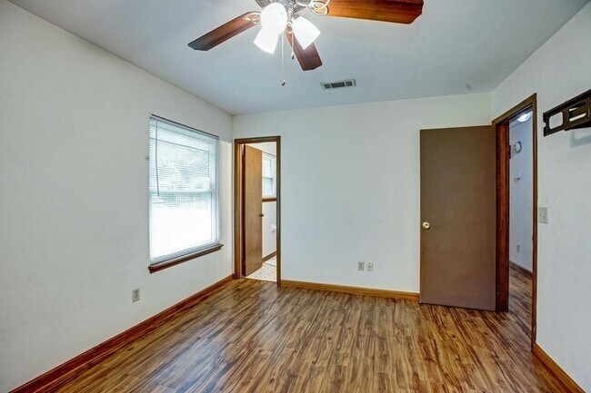 Building Photo - 3232 Riddle Dr