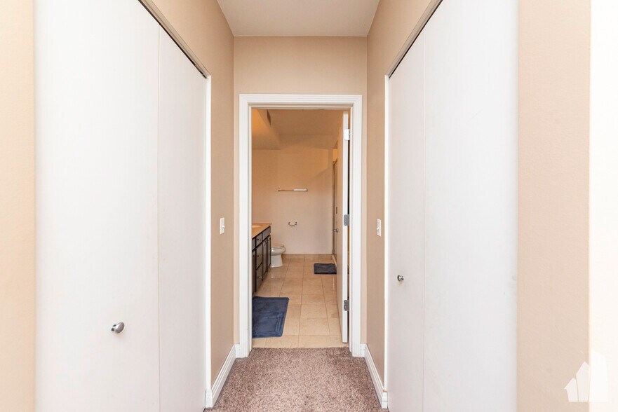 Building Photo - 565 W Quincy St