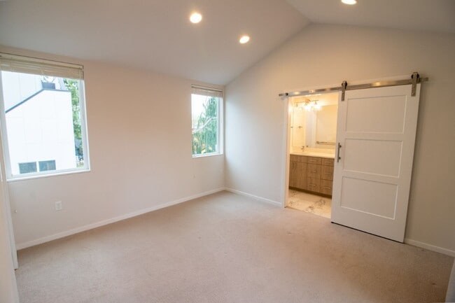 Building Photo - 3Bd/1.75Ba Seattle Townhouse