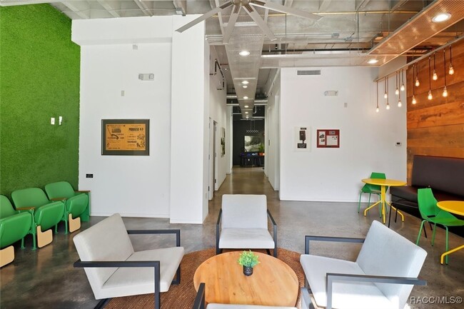 Building Photo - 302 SE Broadway St