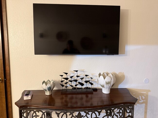 Building Photo - Green House