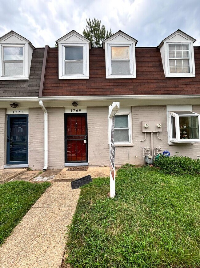 Building Photo - 1769 Village Green Dr
