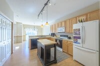 Building Photo - Awesome 2 bed townhouse in plymouth!