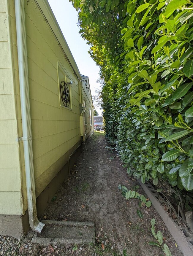 Building Photo - Updated 3 Bedroom Charmer in the Heart of ...