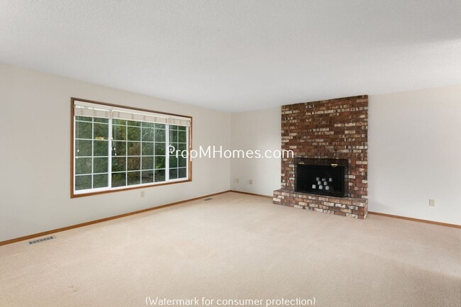Building Photo - Spacious Four Bedroom Split-Level Home In Milwaukie!