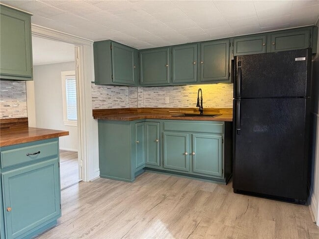 Building Photo - 144 Hopkins Hill Rd