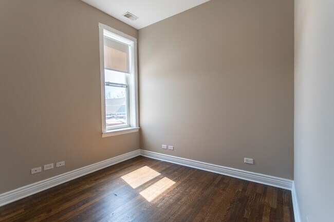 Building Photo - 1525 W Addison St
