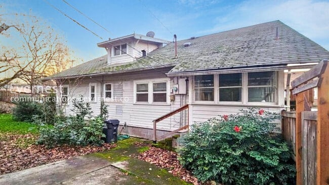 Building Photo - 4 Bed, 2 Bath Home with Fenced Yard / Vouchers Accepted