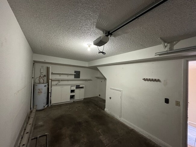 Building Photo - The Pines Townhome - Garage