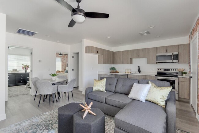 Building Photo - 2512 E Thomas Rd