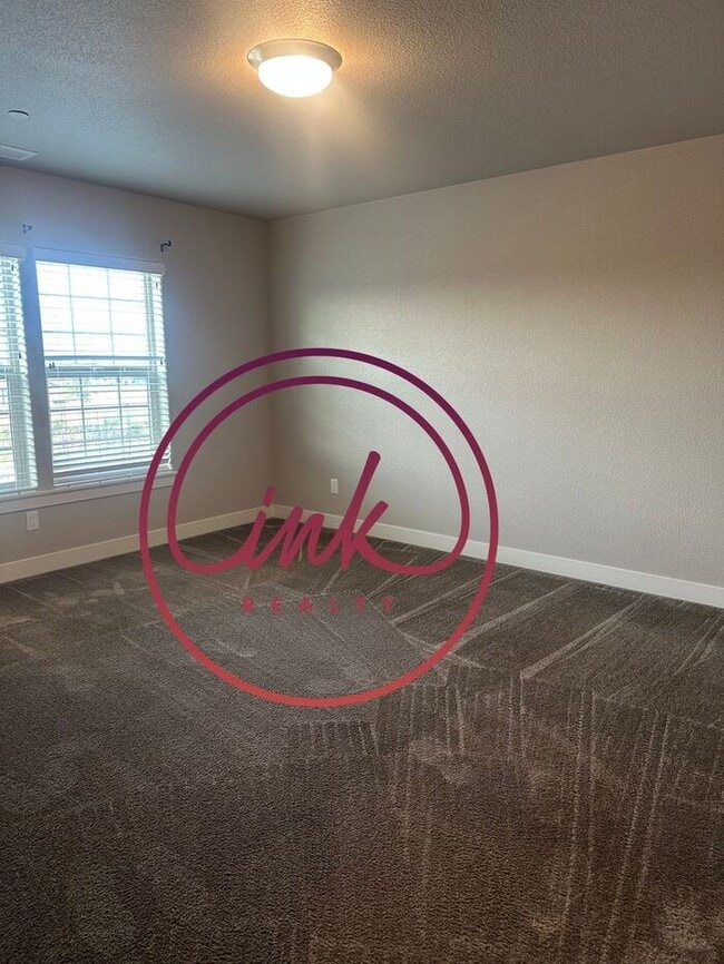 Building Photo - Beautiful Minden Townhouse