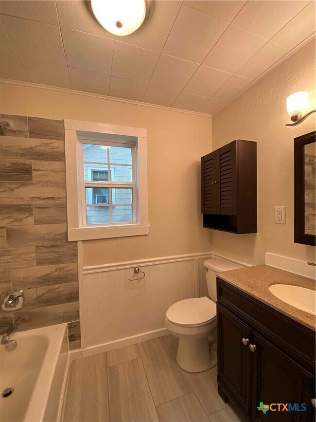 Building Photo - 904 N Main St