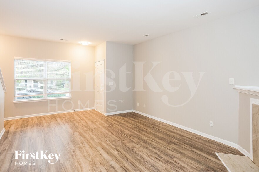 Building Photo - 8122 Chatham Oaks Dr