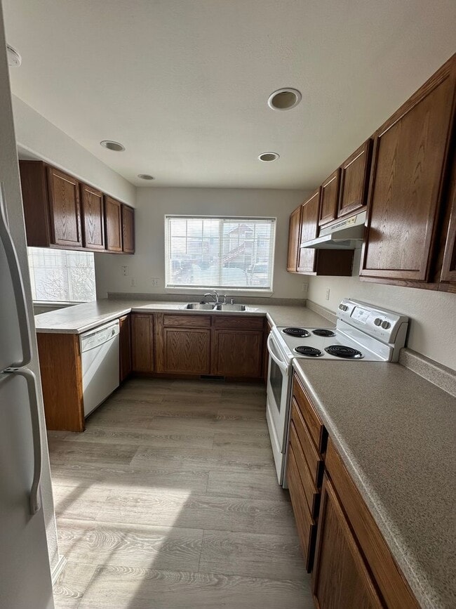 Building Photo - Lovely 3 Bedroom Apartment- Close to Schools/Parks!