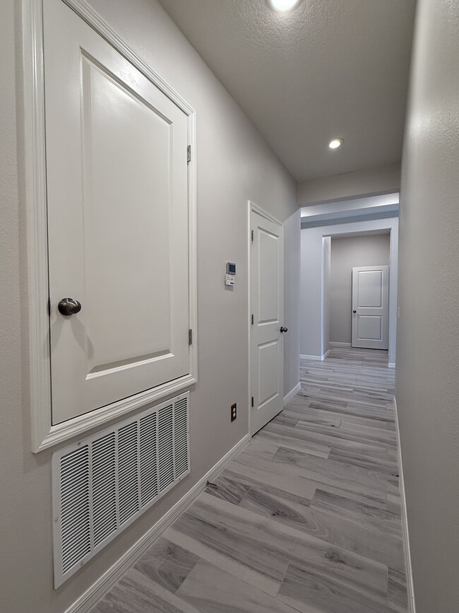 Building Photo - 4753 Ter Blf St