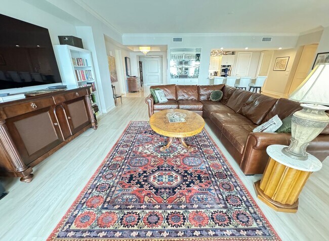 Building Photo - Seasonal/short term 3/2 renovated Ritz Carlton beauty with long water views