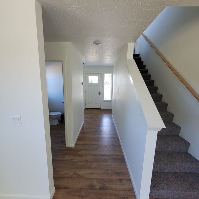 Building Photo - Dog Friendly 3bed : 2.5 bath home w/ Garage