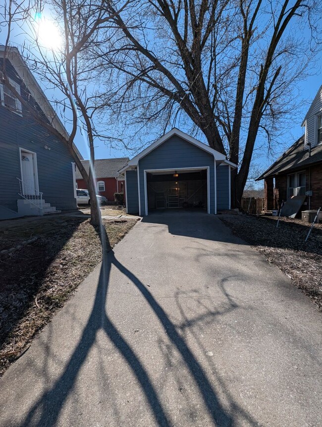 Building Photo - Beautiful 4 Bedroom/ 2 Bath/ 1 Car Garage