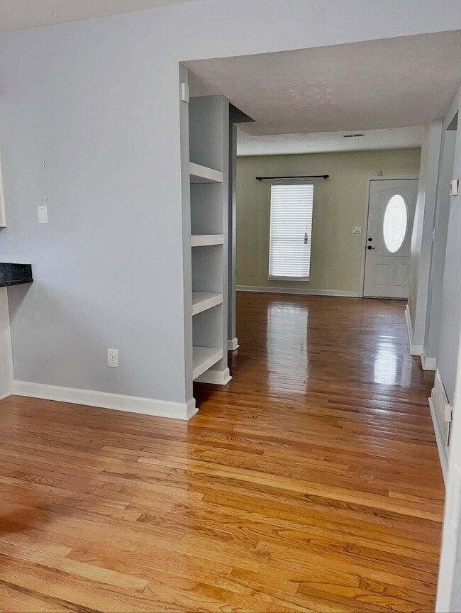 Building Photo - 100 Woodview Dr