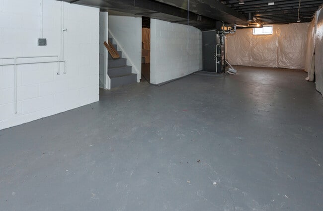 Building Photo - Spacious 4 bedroom 2 bathroom home