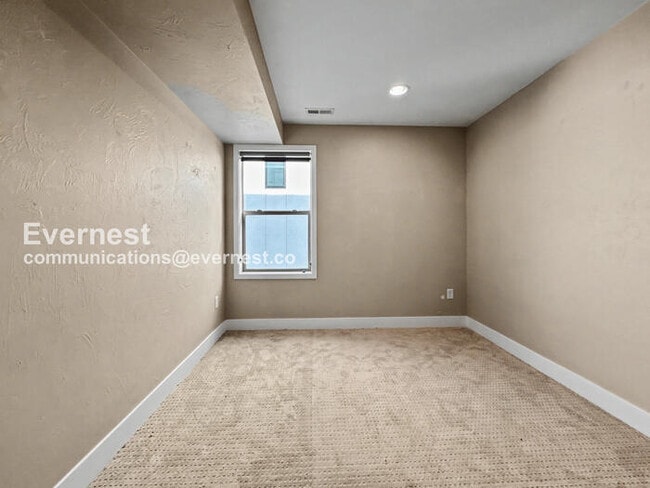 Building Photo - 3 Bed, 3.5 Bath Townhouse with Garage