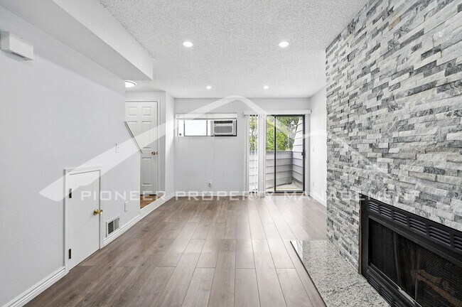 Building Photo - Charming Condo with Washer/Dryer and Mount...