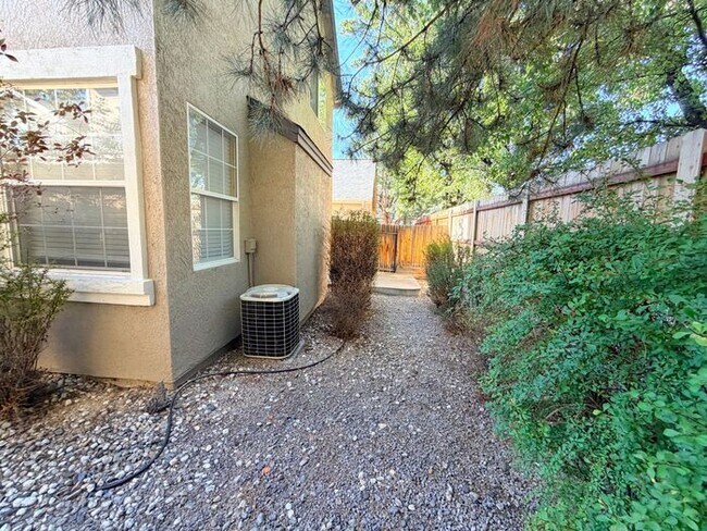 Building Photo - NW Reno Two Story - Beautiful Finishes with Mountain Views
