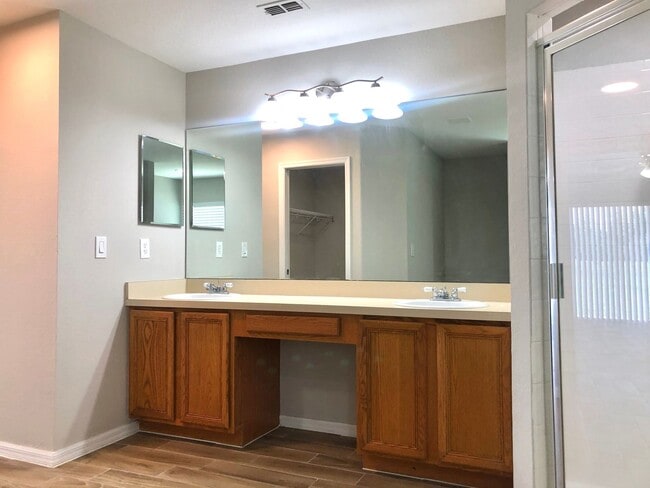 Building Photo - Wonderful 3/2 home in ORLANDO - GOLF COURS...