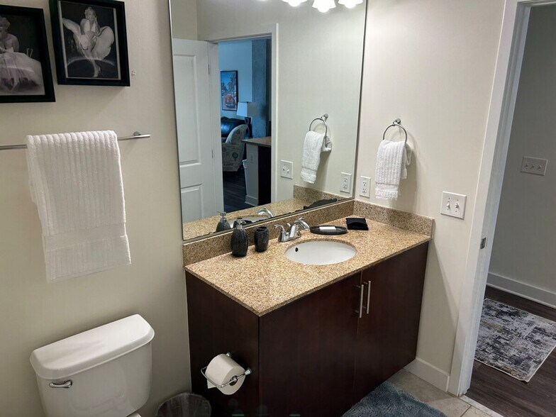 Building Photo - 400 S Tryon St