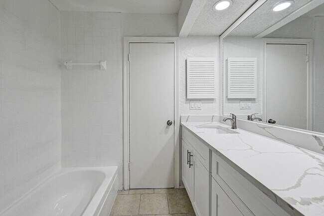 Building Photo - 2022 Lakewood Ct