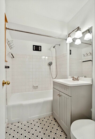 Building Photo - 700 W Bittersweet Pl