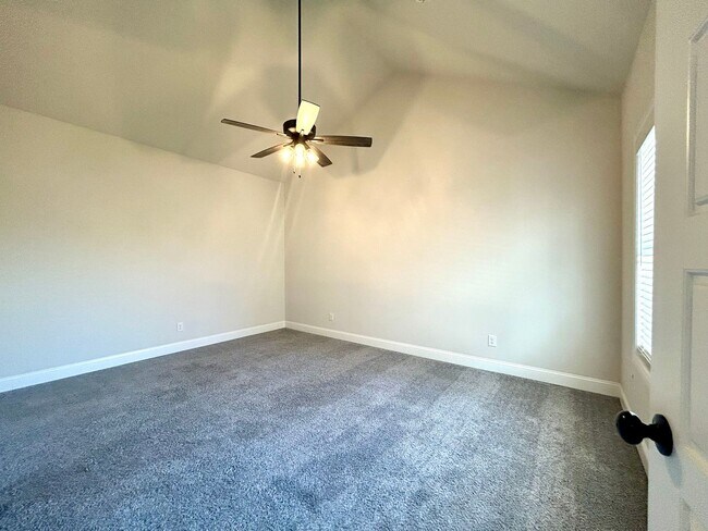 Building Photo - Water included - 1 Bed 1 Bath Near Downtown Rogers