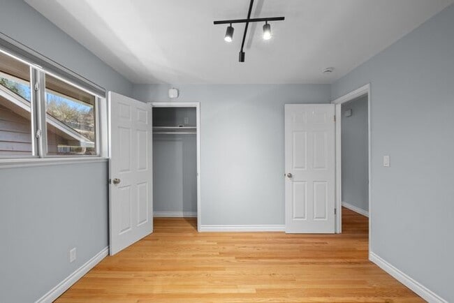 Building Photo - Elegant and Spacious Air-Conditioned Lincoln Park Rambler