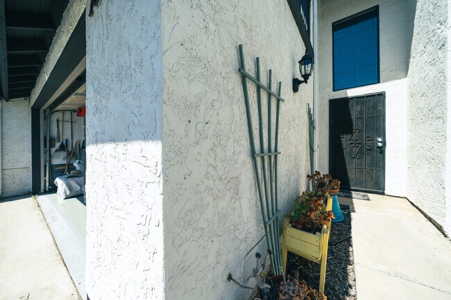 Building Photo - 1808 Cottonwood Ave